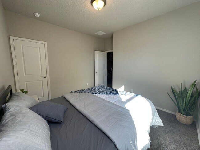 Building Photo - Beautiful Spacious Home!! Don't miss this ...