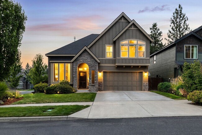 Building Photo - Stunning furnished home located in the des...