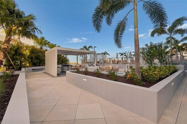 Building Photo - 400 Central Ave