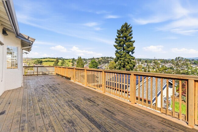 Building Photo - Expansive Valley Views & Private Living in Castro Valley - 4BD/3BA Exec Home