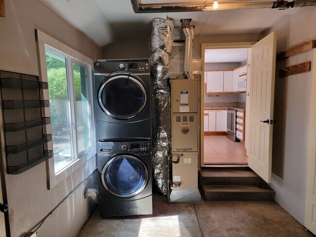 Building Photo - Charming 3 Bed, 1 Bath House with Fenced Yard, Bonus Room and Close to Willamette Park !