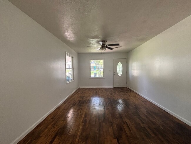 Building Photo - Rent this Beautiful 2 Bedroom 1 Bath Home