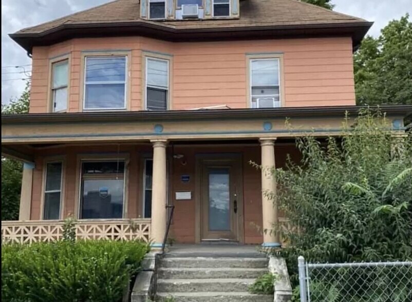 Building Photo - 121 Oak St