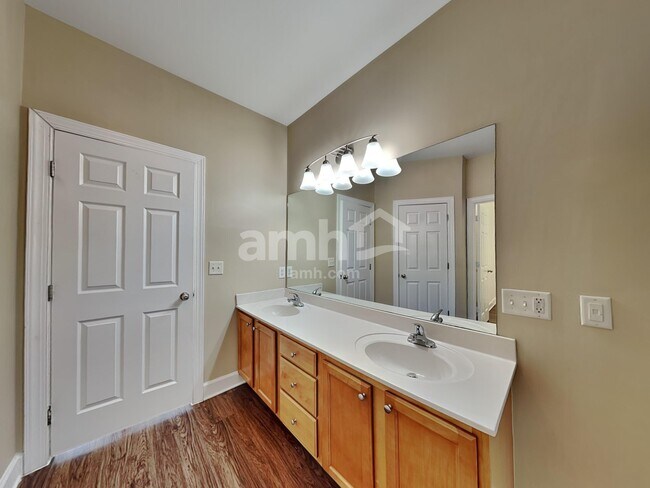 Building Photo - 116 Lake Point Ct