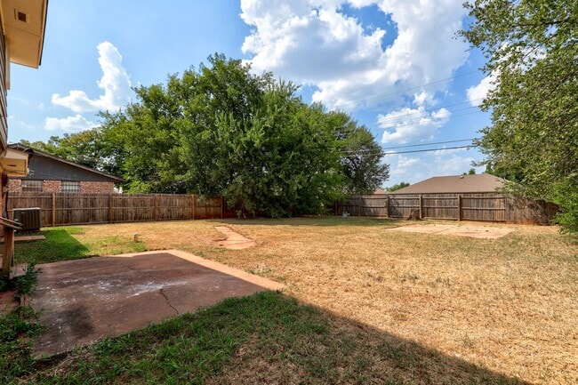 Building Photo - 4 bed,2 bath home in OKC
