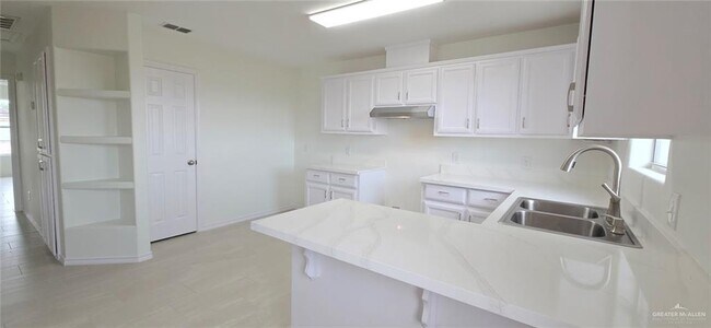 Building Photo - 406 28th St