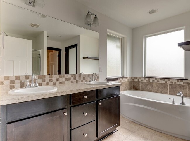 Building Photo - Stunning 3 Bed 2.5 Bath home in Fairway Point