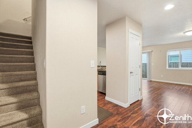 Building Photo - 5618 NE 74th Ct