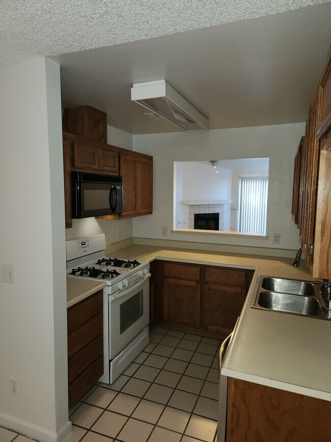 Building Photo - Single-Story 2 Bed, 2 Bath with 2-Car Garage in Gate Community