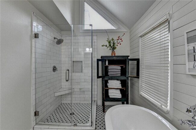 Building Photo - 443 Lakeshore Dr NW