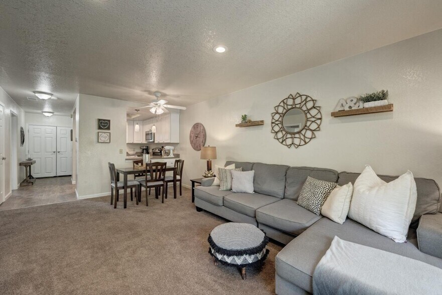 Building Photo - 1324 Chateau Cmn