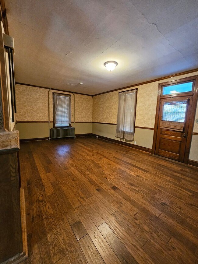 Building Photo - 565 Trinity Rd