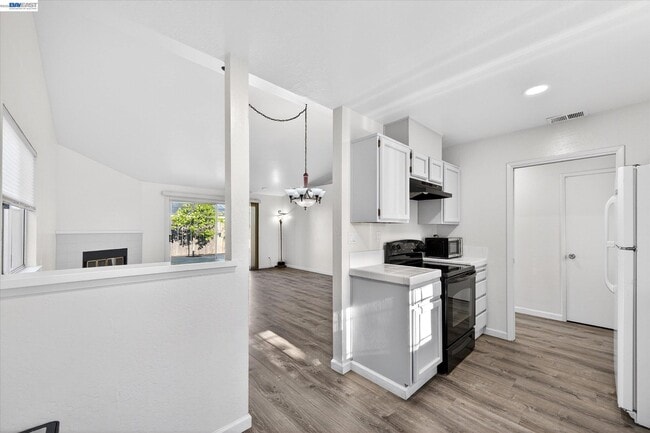 Building Photo - 2032 Newport Dr