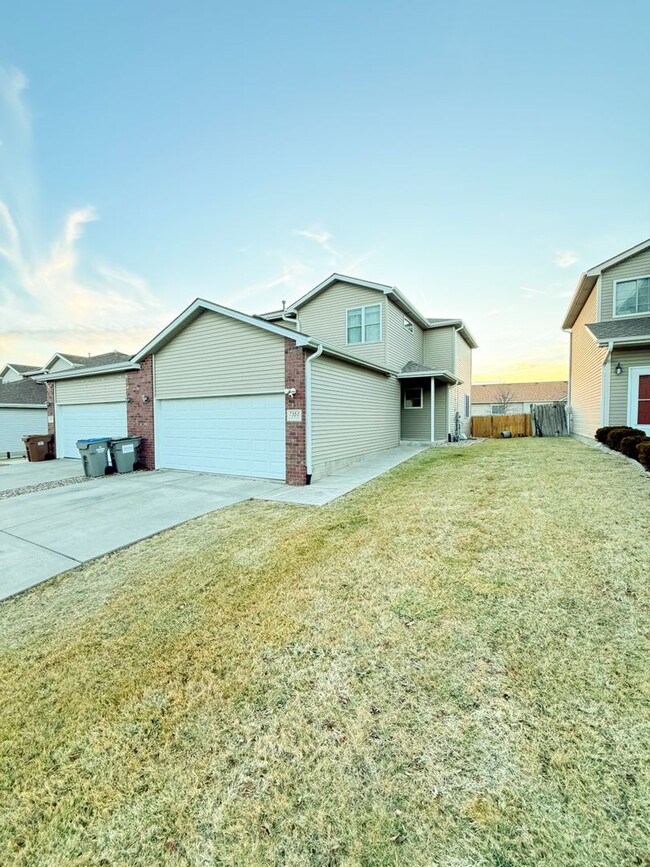 Building Photo - End-Unit Townhome with 2-Car Garage!!