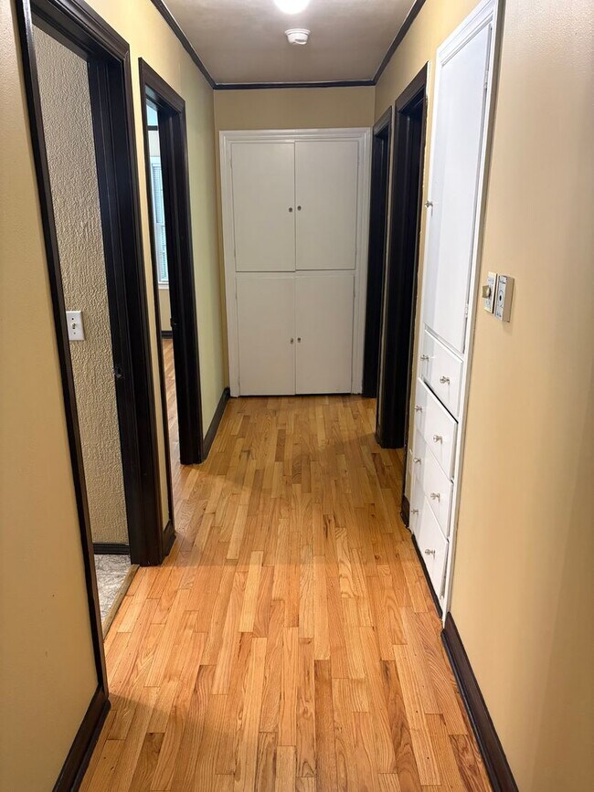 Building Photo - 873 W Clinton Dr