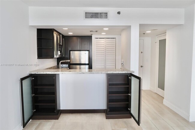 Building Photo - 540 Brickell Key Dr