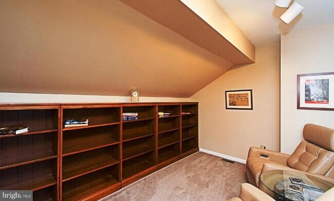 Building Photo - 235 Pinecrest Ln