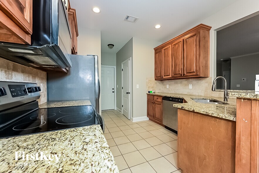 Building Photo - 252 Hedgewood Dr