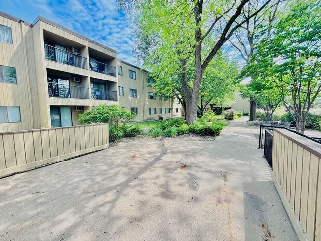 Building Photo - LOCATION LOCATION!  Prime, 1 bed/1 bath Co...