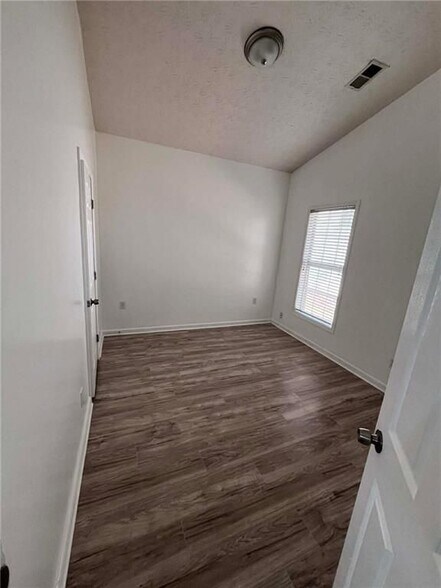 Building Photo - 2400 Miller Oaks Cir