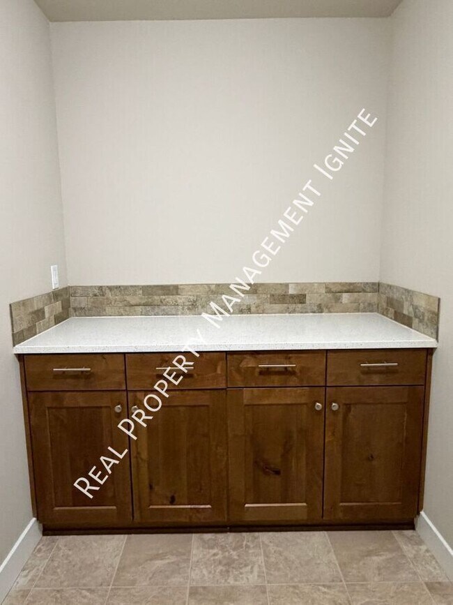 Building Photo - 2713 NE Black Oak Pl