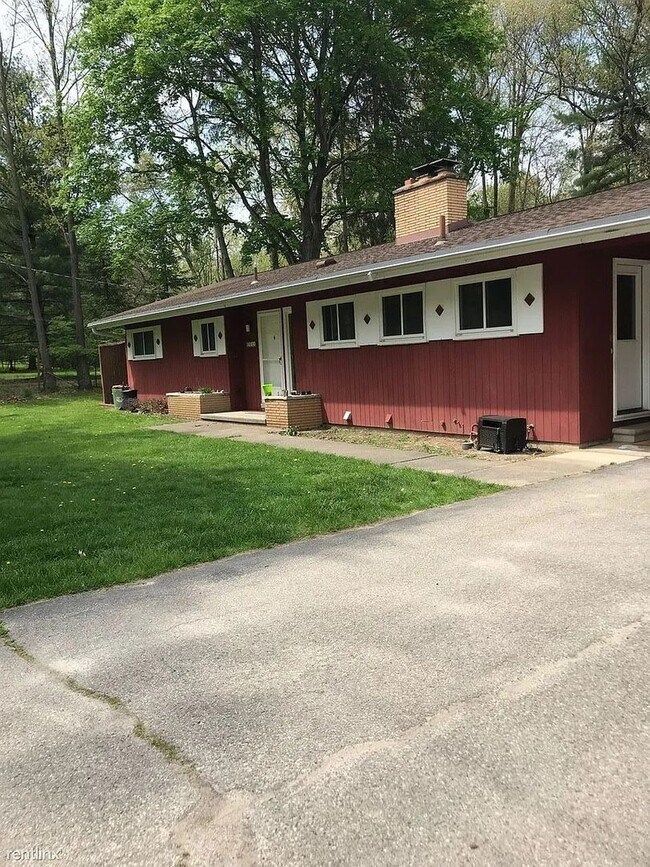 Building Photo - Available now! Inviting ranch situated in desirable North Ann Arbor