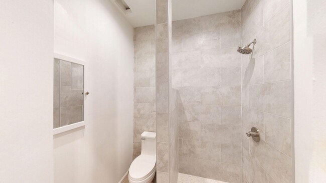 Building Photo - Upstairs 2 Bed 1 Bath at the Charming Vand...