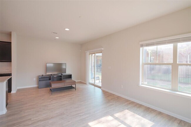 Building Photo - 516 E Slaughter Ln