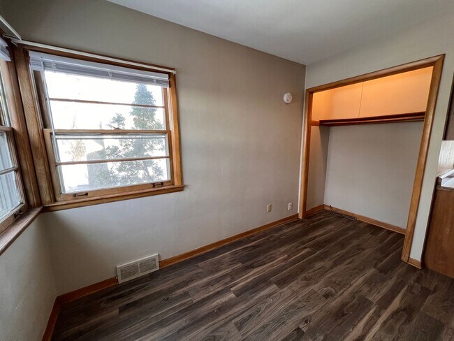Building Photo - Cute 1 bed 1 bath @633 Walnut St in Iowa C...