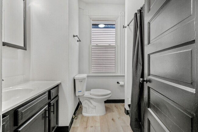 Building Photo - Stunning 3 bedroom home in Carrick available August 1!