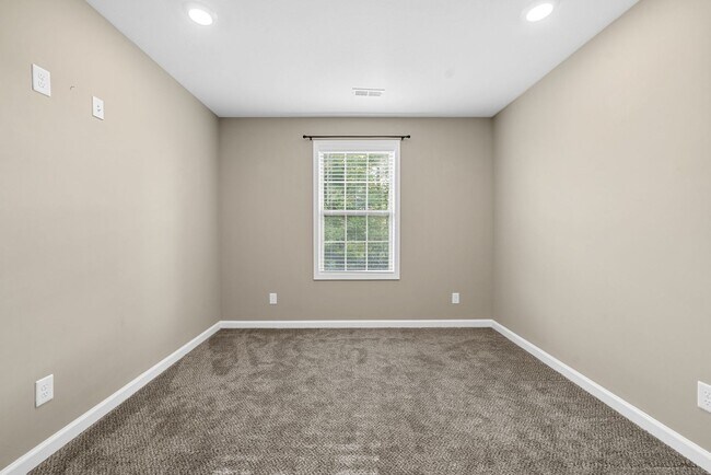 Building Photo - Sophisticated Sango Townhouse in a Gated C...