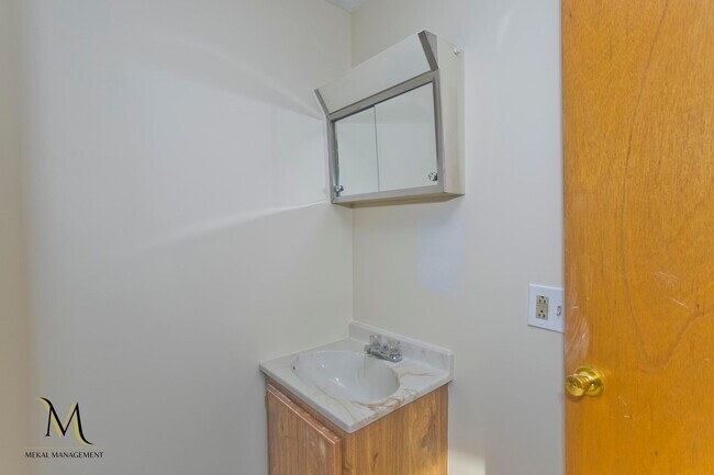 Building Photo - 1692 Memorial Dr