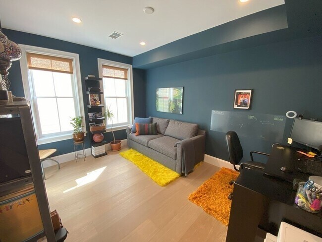 Building Photo - 163 Leyden St