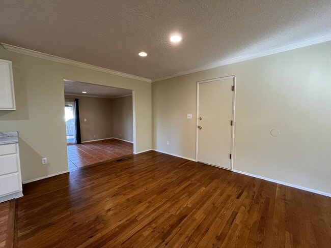 Building Photo - Classic Comfort: 3-Bed, 1.5-Bath Home with Covered Patio & Deck