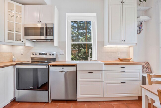 Building Photo - Kalorama Apartment – Renovated One-Bedroom with Private Balcony
