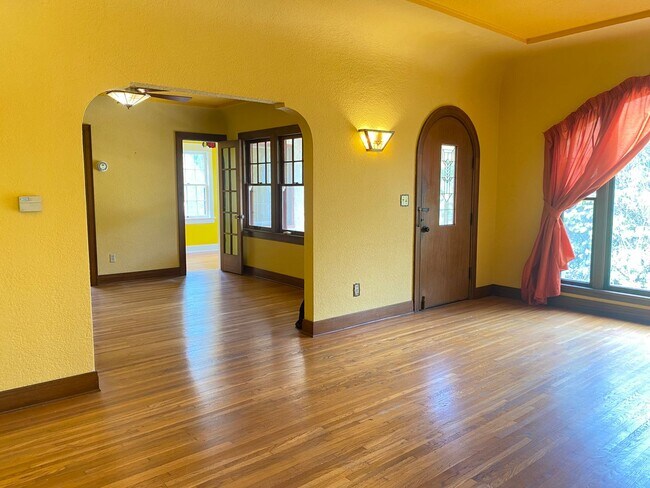 Building Photo - CHARMING! BACKYARD OASIS! REAL HARDWOOD FLOORS! FULL SIZED WASHER/DRYER! OFF OF ADAMS AVE!