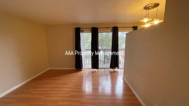 Building Photo - Beautiful 4 bedroom 2.5 bath townhome w/ v...