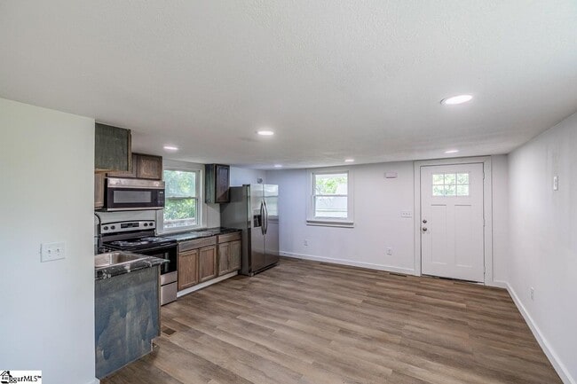 Building Photo - 611 Hunters Ct