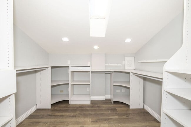 Building Photo - Beautifully Appointed 5 Bed, 4 Bath Executive Home