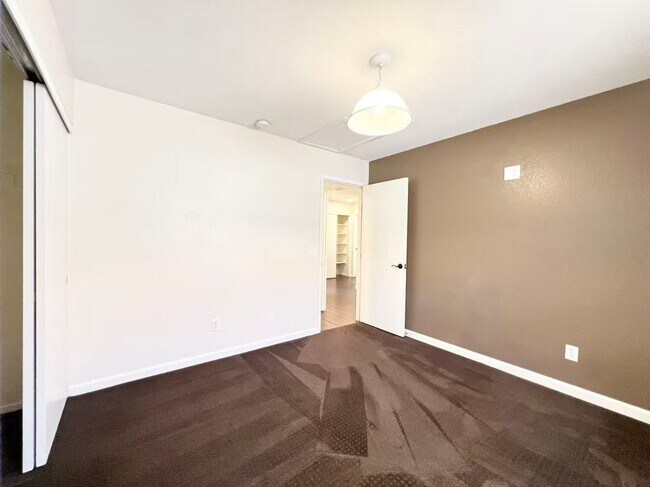 Building Photo - 10996 Crispinio St