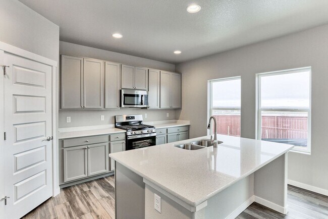 Building Photo - 3 Bedroom 3 Bath home in Raindance