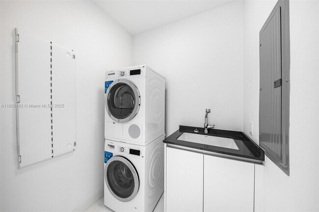 Building Photo - 300 Biscayne Blvd Way