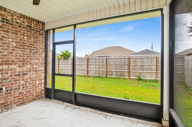 Building Photo - Spacious 2021 home close to beaches and shopping!