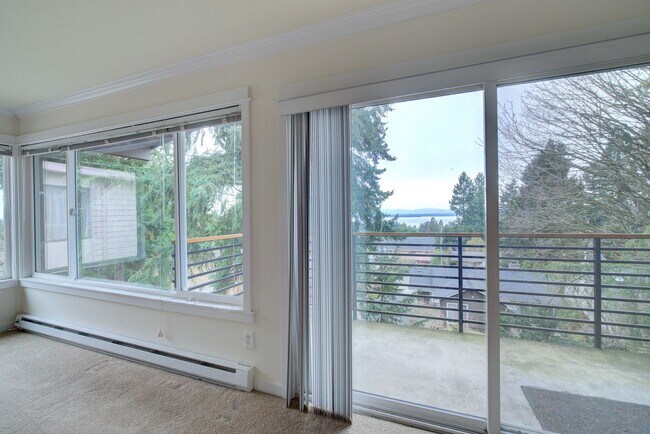 Building Photo - 3Bd/1.75Ba Seattle Condo