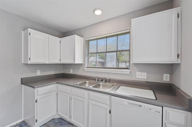 Building Photo - 22101 Moss Falls Ln