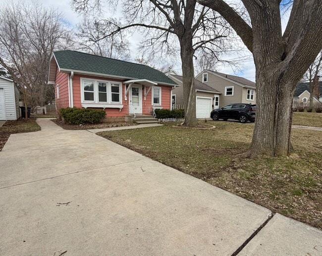 Building Photo - Cozy 2 Bedroom Single Family Home- Near Bellevue Wi