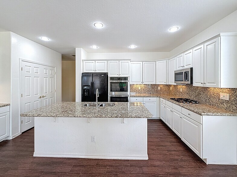 Building Photo - 14437 W Lexington Ave