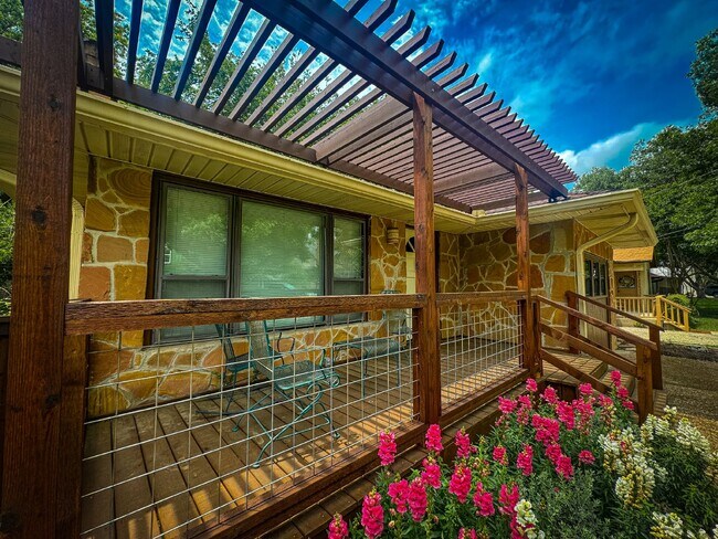 Building Photo - Adorable single story home in Landa Park E...