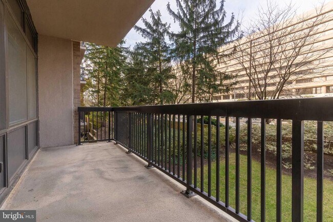 Building Photo - 3709 S George Mason Dr