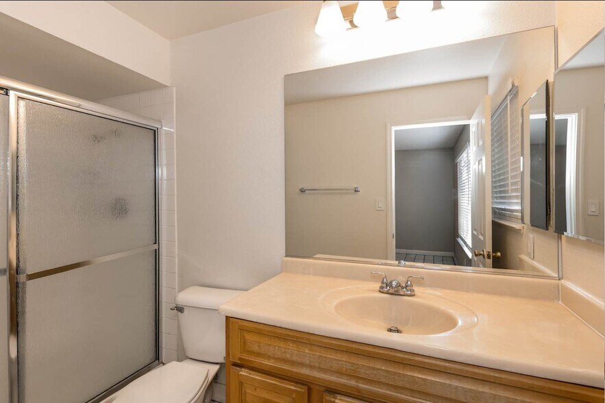 Building Photo - 346 Fuente Dr